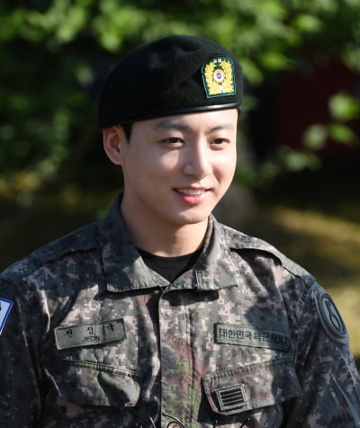 극우 일본인들이 자주 사용하는데…BTS 정국, '도쿄를 다시 위대하게' 모자 쓰고 사과[TEN이슈]