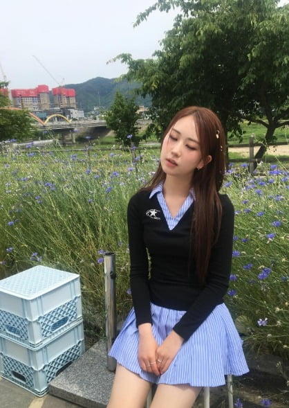 전유진, 꽃보다 고운 '나른美'…"자는 거 아님" 귀여운 문구까지