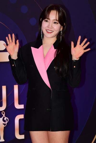 '과학 유튜버♥' 윤하, 결혼 세 달 만에 기쁜 소식…'뷰민라' 헤드라이너로 출격