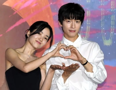 김태리와 ♥핑크빛 터진 이유 있었네…20대 신예 배우들은 '홍경 앓이' 중 [TEN스타필드]