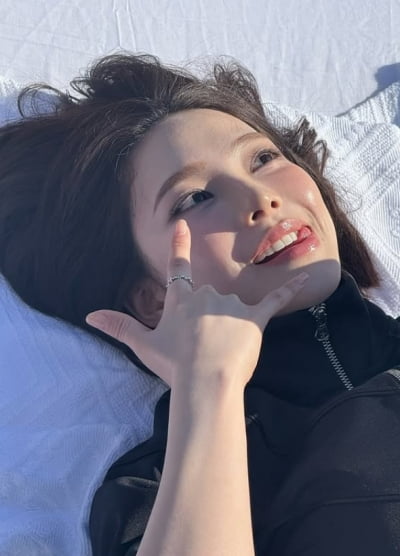 카리나, 결혼식장 단아 美 어디갔나…긴 머리 떼고 세상 장꾸 포즈