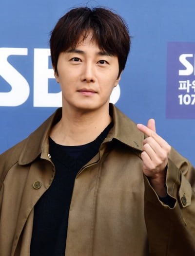 [공식] '뇌동맥류 투병' 정일우, 활동 중단 2년 만에 경사 터졌다…KBS '화려한 날들'로 복귀