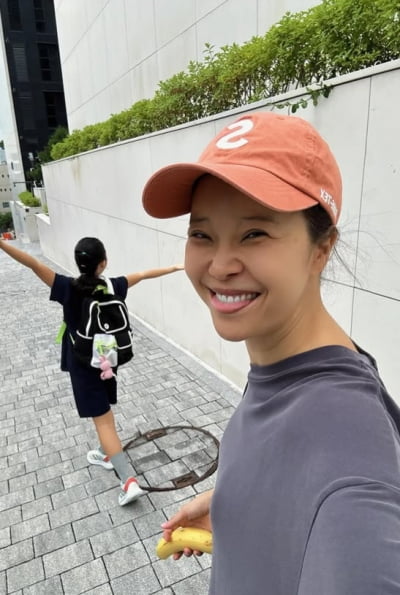 백지영, 바나나 들고 '국제학교 재학' 딸 뒷바라지…"출근이요"