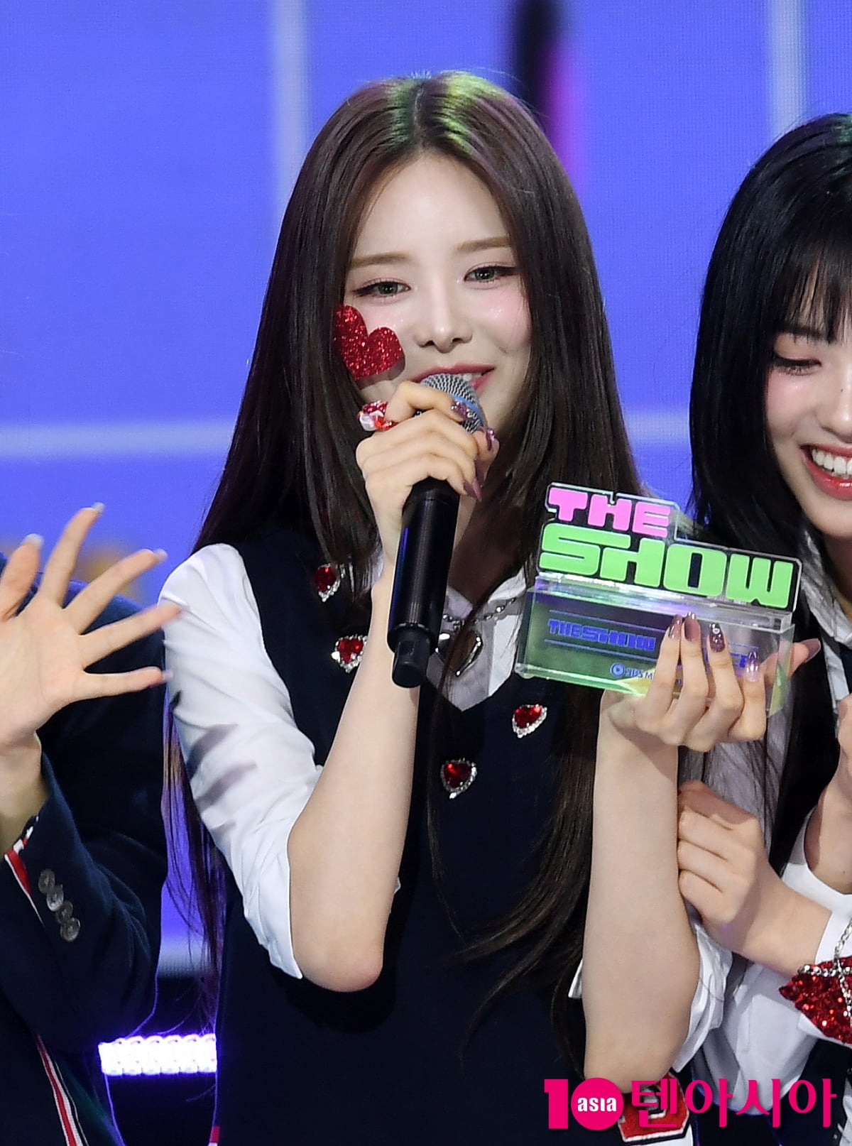 이즈나 방지민, 더쇼 1위 트로피 들고...행복한 미소[TEN포토]