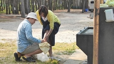 김일우, ♥박선영 발 닦았다…무릎까지 꿇어, "반한 것 같아" ('신랑수업')