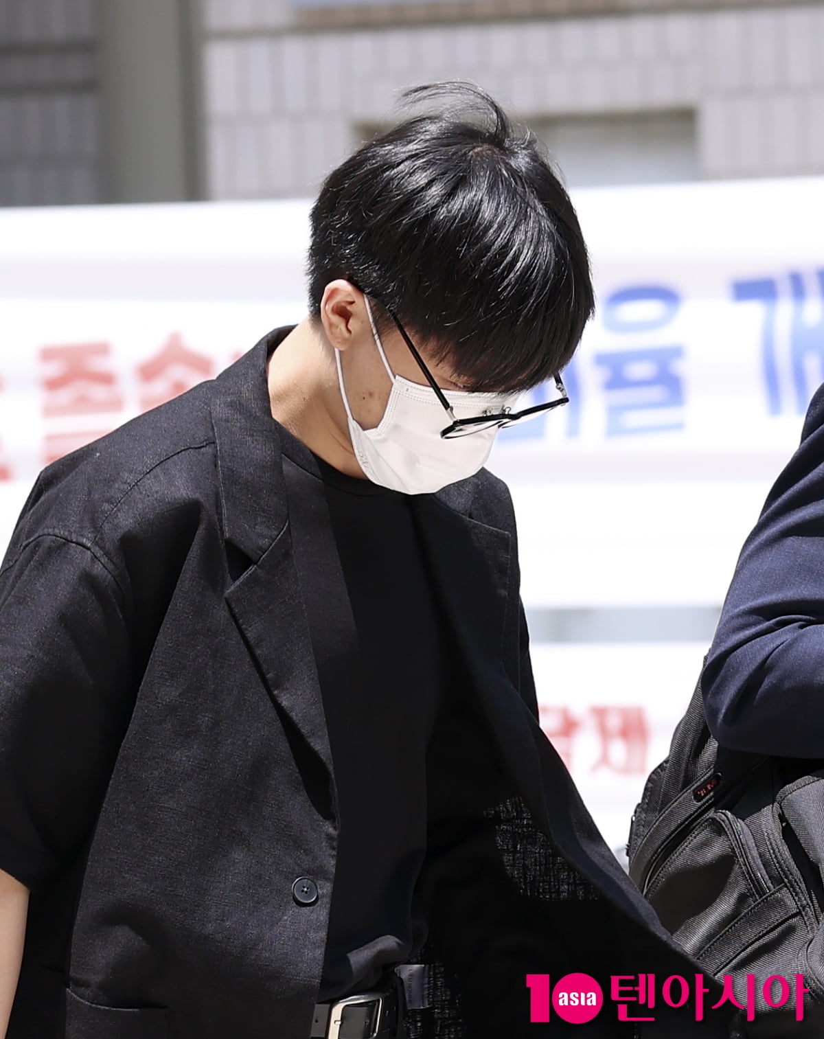 '성폭행 협의' 태일, 고개 숙이고 첫 공판 출석[TEN포토]