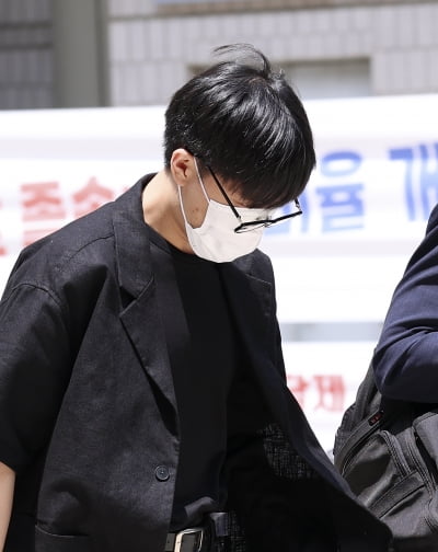 '성폭행 협의' 태일, 고개 숙이고 첫 공판 출석[TEN포토]
