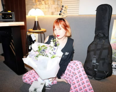 현아, 포미닛 16주년 홀로 축하 인증…남지현이 준 꽃 들고 "우리 참 예뻤다"