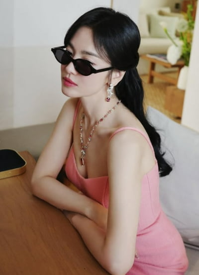 셀럽들도 서로 찍으려 '난리'…송혜교, 국뽕 차오르게 만드는 미모