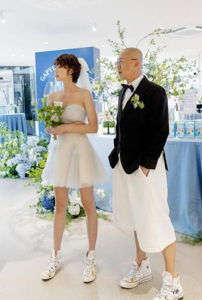 웨딩 드레스에 운동화…최여진, '돌싱' 김재욱 손 꼭 잡고 "잘 살게요"
