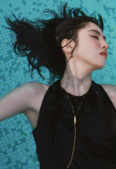둥둥 뜬 한소희, 사진 찍으랬더니 '걸작' 만들어 버렸네