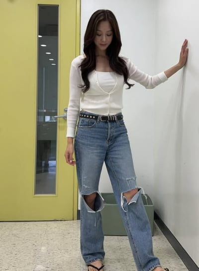 장신영, 제대로 뿔났다…징 달린 벨트에 무릎 나간 청바지