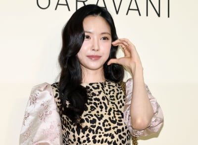 손나은, 오랜만에 인사드려요...애교 눈웃음[TEN포토+]