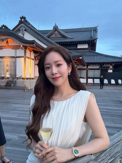 한지민, '♥10살 연하' 최정훈 또 반하겠네…화이트 드레스 입고 여신 비주얼 자랑