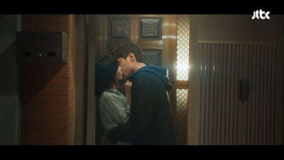 '뇌 손상 의심' 박보검, '♥김소현'과 정적의 키스...'시청률 6.4%' 최고 기록 경신 ('굿보이')