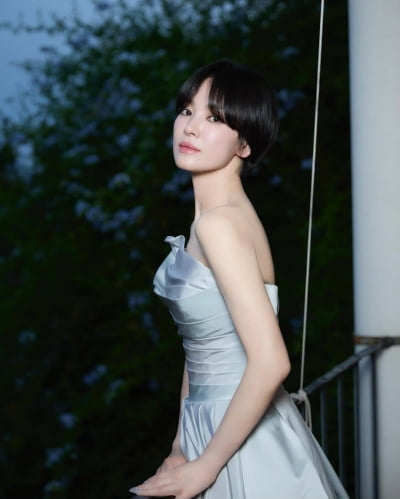 '44세' 송혜교, 숏컷+조명 없이도 빛나는 미모...명품 드레스 자태 '눈부셔'