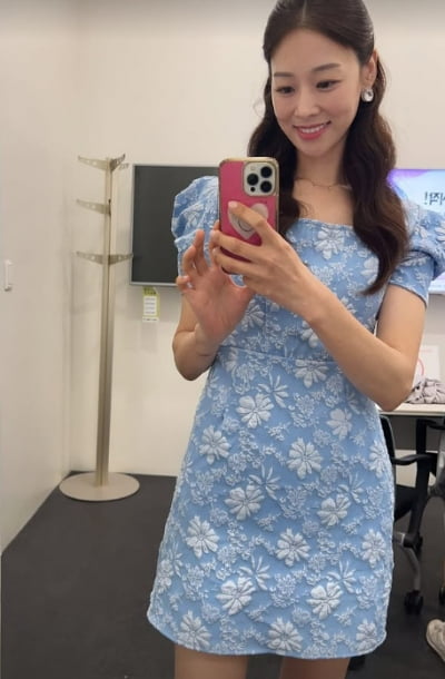 장신영, 무더위 날리는 청량 원피스 자태…쇼호스트 괜히 된 게 아니야