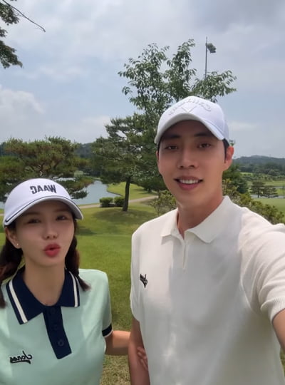 '5살 연하♥' 애프터스쿨 정아, 남편 휴가에 껌딱지…커플룩 입고 라운딩