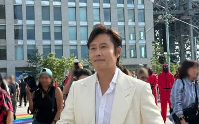 '이민정♥' 이병헌, 뉴욕에서도 인기 여전하네…팬들과 사진 찍고 사인까지