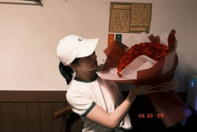 임지연, 생일 마무리는 역시 ♥이도현과?…대형 장미 꽃다발 누가 줬게
