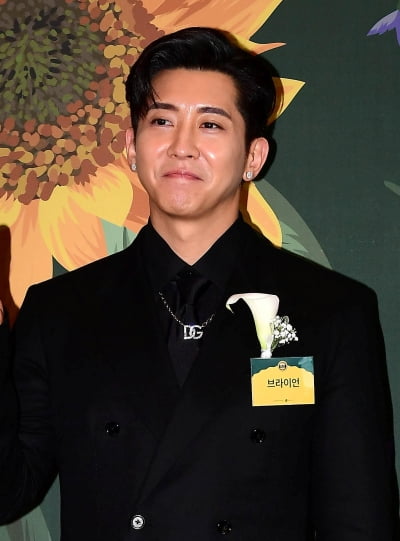 브라이언, '리조트급' 300평 대저택 어마어마하네…수영장·영화관까지('전참시')