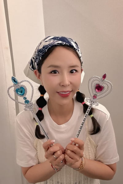 차 수리비만 1000만원, 차 반파 사고 고백 그 후…'문원♥' 신지, 수줍은 미소