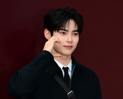 강다니엘 자리 4년 만에 꿰차더니…성한빈, 알고보니 상인 집안 도련님이었다 ('지비티빙')