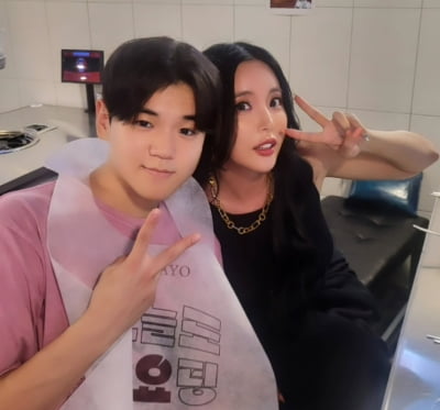 "배터리 이모가"…윤후, 홍진영 만나 '용돈' 두둑이 챙겼다