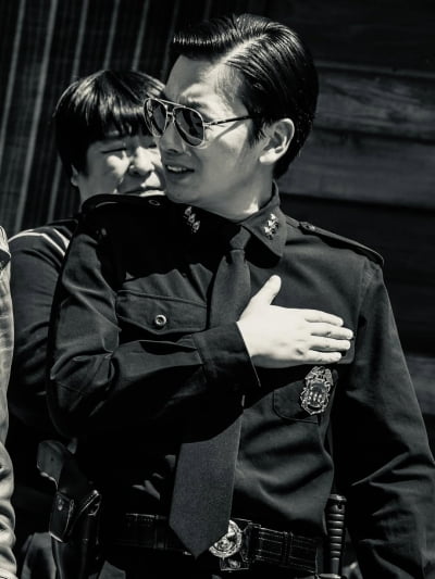 '9년 열애 결별' 이동휘, 새로운 시작 알려...경찰 제복+눈빛 발사