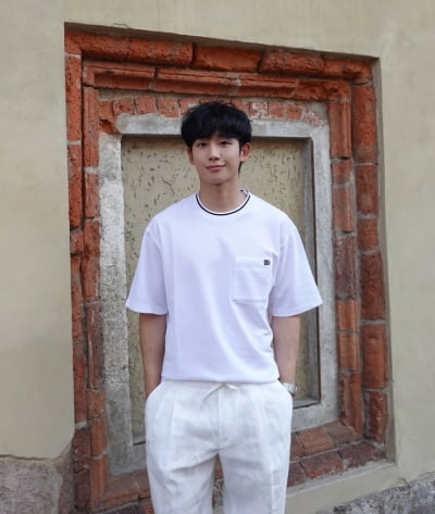 '미성년자' 오해 37세 정해인, 올화이트룩 뽐내며 소년미 '철철'