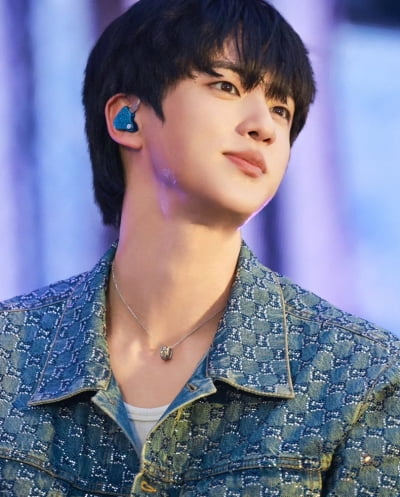 BTS 진, 솔로 팬콘 +'아미'와의 감동적인 만남...군 복무 후에도 빛나는 소년미