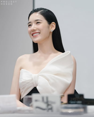 '38세' 정은채, 뽀얀 살결 드러내며 역대급 비주얼...'♥김충재' 반할 만 하네