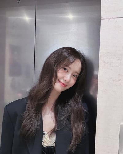'청담동 250억 건물주' 윤아, 35세 나이 잊은 미모..."공주가 따로없네"