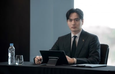 [공식] 이종석 이어 이진욱도 변호사 됐다…'16살 연하' 정채연과 파트너 호흡 ('에스콰이어')