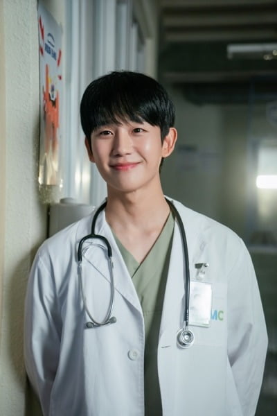 정해인→로운, '변우석 절친' 위해 나섰다…0%대 시청률 '사계의 봄', FNC 의리 자랑