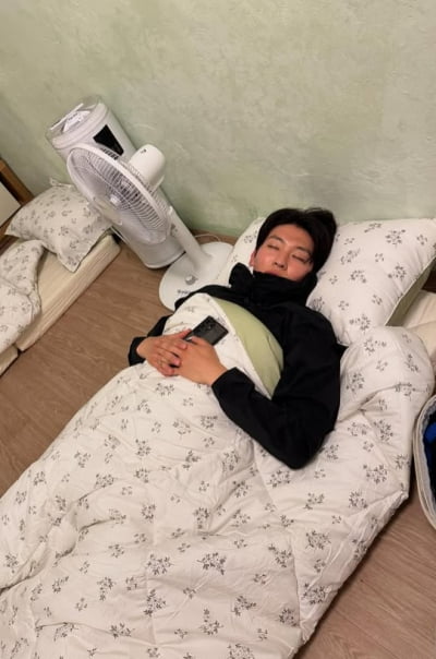 덱스, 자면서도 매력 발산…발그레한 볼에 두 손 공손히 '쿨쿨'
