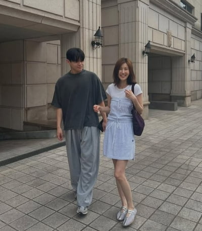 윤후, 얼굴 작아지고 어깨 넓어지고…명문대 가더니 母 지키는 '보디가드'
