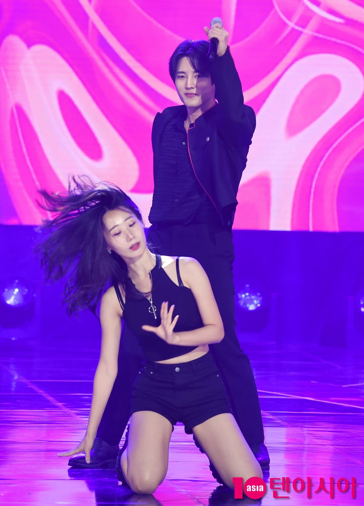김중연, 여성댄서와 아슬아슬[TEN포토]