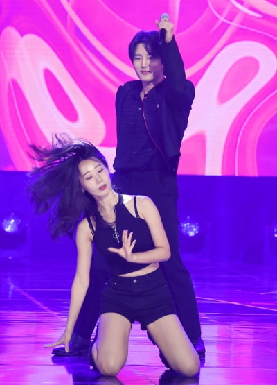 김중연, 여성댄서와 아슬아슬[TEN포토]