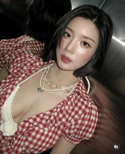 권은비, 터질 듯한 볼륨감인데…아슬아슬한 체크 셔츠