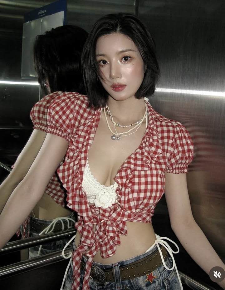 권은비, 터질 듯한 볼륨감인데…아슬아슬한 체크 셔츠