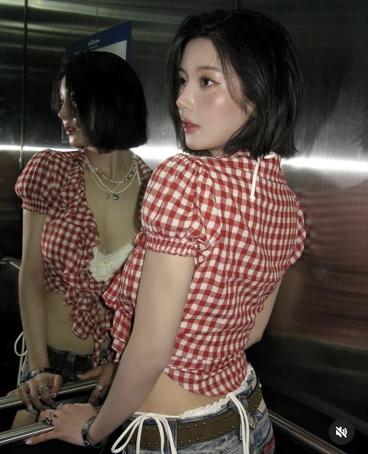 권은비, 터질 듯한 볼륨감인데…아슬아슬한 체크 셔츠
