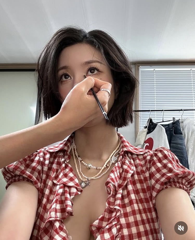 권은비, 터질 듯한 볼륨감인데…아슬아슬한 체크 셔츠