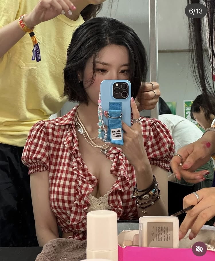 권은비, 터질 듯한 볼륨감인데…아슬아슬한 체크 셔츠