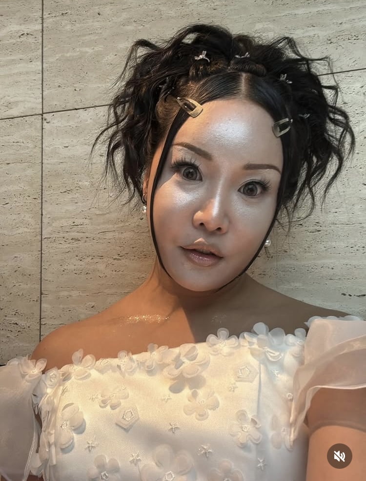 랄랄, 하이라이터 한 통 다 썼나…부캐 화장에 진심