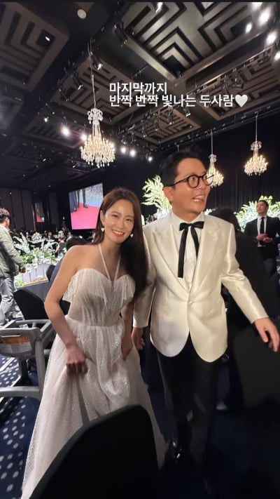 김준호♥김지민, 2부에서는 홀터넥 드레스 입고 활보…심진화는 확대샷