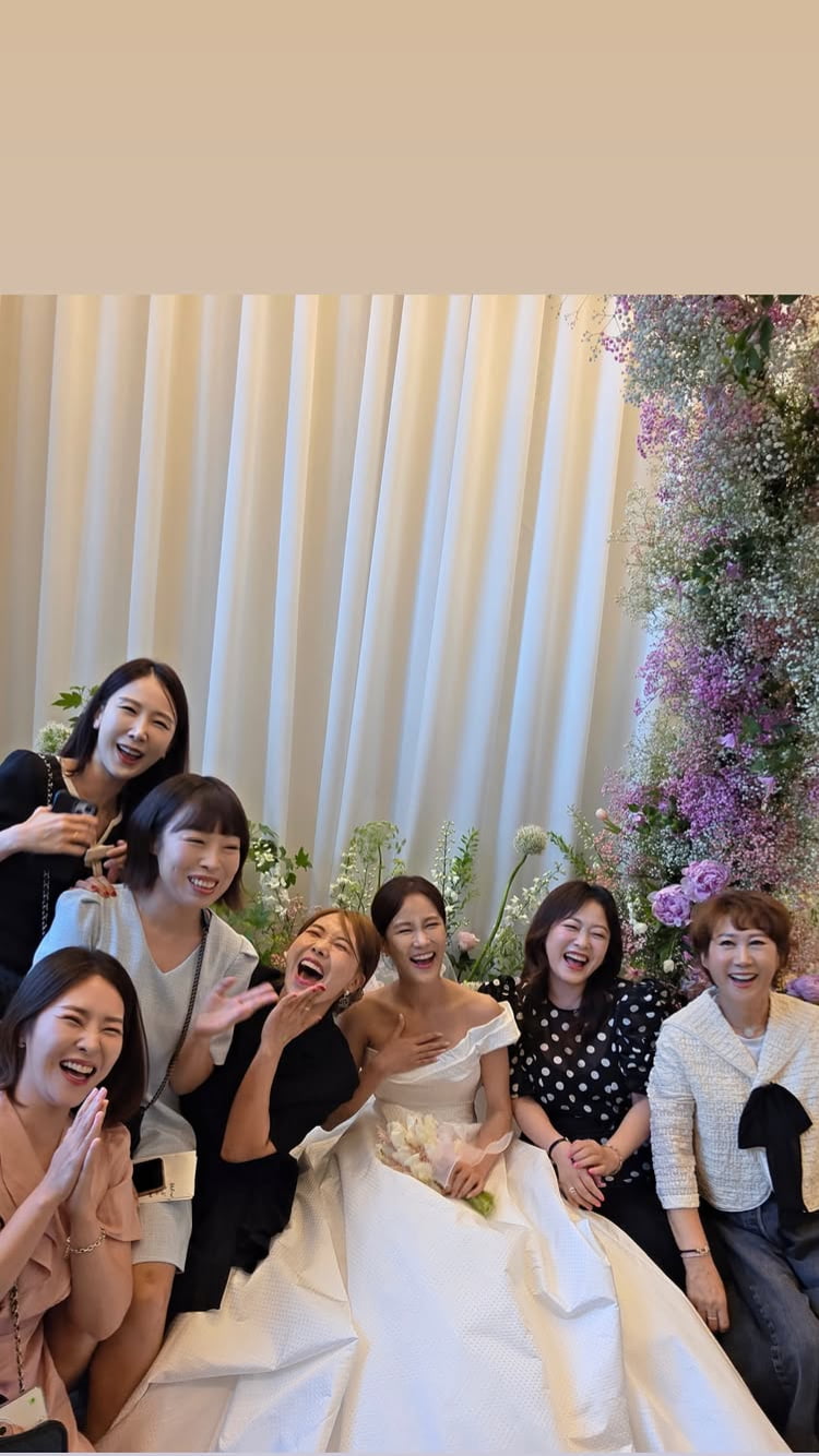 김준호♥김지민, 2부에서는 홀터넥 드레스 입고 활보…심진화는 확대샷