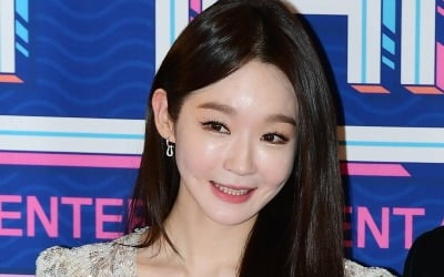 '35세' 강민경, 열애설에 입 열었다…결국 한숨 "나한테 사과해"