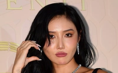 [종합] 화사, 또 미담 터졌다…동료들에게 명품백→자동차 선물까지 '통 큰 플렉스' ('크리코')