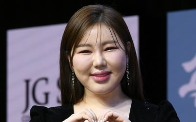 '200억 재벌설' 송가인, 가방에 돈다발 들고 다녀…"젠지들아 5만 원씩 줄게"